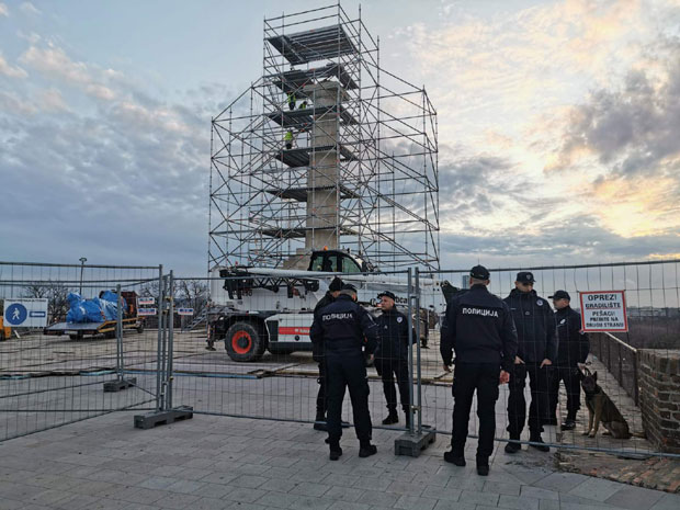 Победник се вратио на Калемегдан, под будним оком полиције чека прве посетиоце (ФОТО/ВИДЕО)